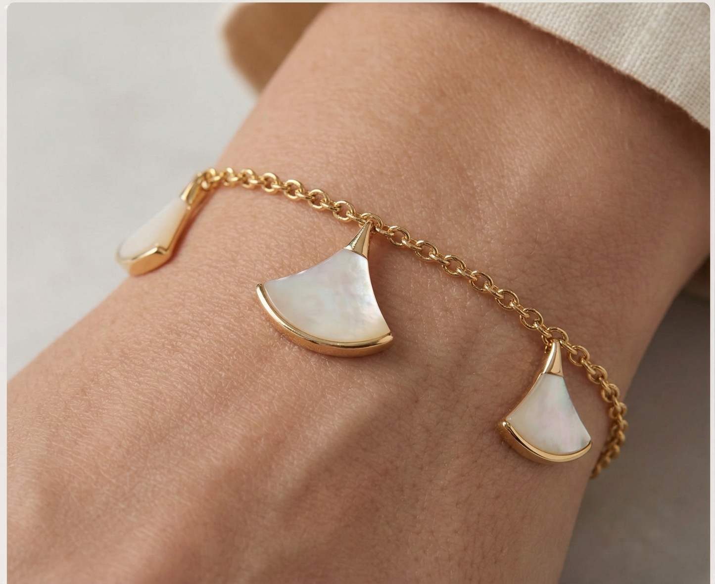 Gold Fan-Shaped Mother of Pearl S925 Sterling Silver Bracelet (Gold)